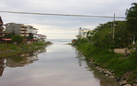 La contaminación en el estero que se conecta con el mar en Montañita es uno de los problemas que aún no se ha podido resolver.