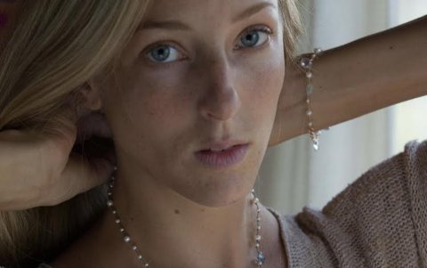 Corina tiene también fascinación por las gemas y joyería.