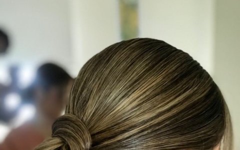 Estilo de peinado chignon para eventos formales.