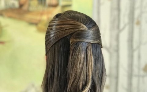 Peinado semi recogido para look informal.