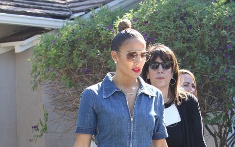 Jennifer López usa conjunto de jean.