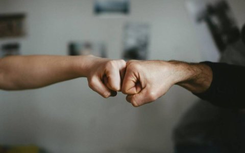 El bro code busca anteponer la amistad sobre las relaciones de pareja.