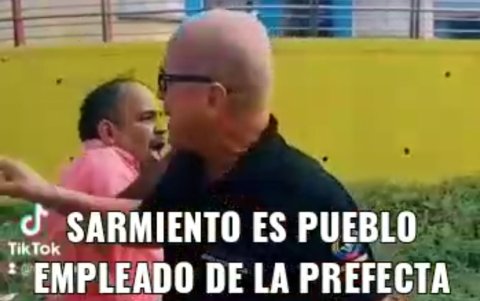 En medio de gritos, Sarmiento (de rosado) respondía a quien criticaba la pintada de la pared.