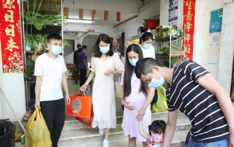 Centro. Compradores salen de un minimaket donde venden alimentos asiáticos en las calles Sucre entre Chimborazo y Chile.