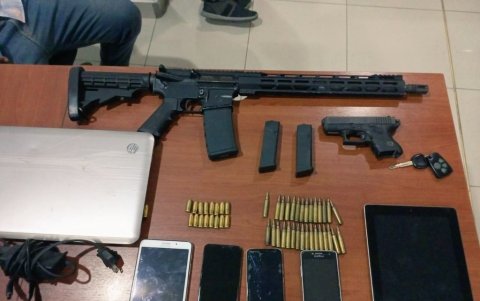 Armamento, municiones y aparatos electrónicos fueron hallados en domicilio de sospechoso, en el suburbio de Guayaquil.