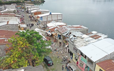 Vista aérea de casas afectadas en el Cristo del Consuelo, sur de Guayaquil.