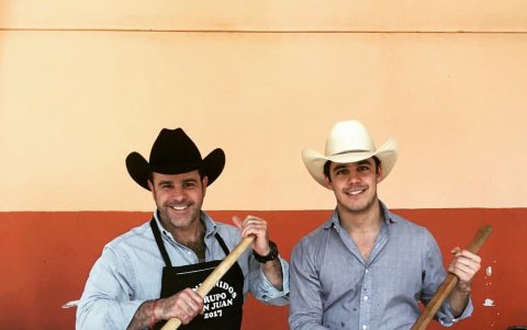 Como dos gotas de agua. En abril de 2017 esta foto de Eduardo junto a su papá se volvió viral. Los fans resaltaron su parecido físico y buen porte. Desde entonces comenzó a tener gran impacto en las redes sociales.