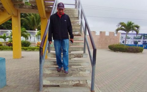 La obra. Tiene daños evidentes en los escalones desde hace un año.