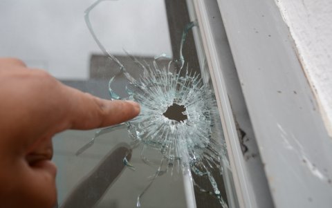 Tiros. Muchos destruyeron los ventanales, pero ninguna persona presentó lesiones.