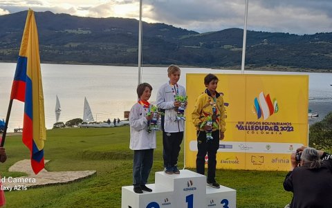 Jonás tras llegar a la orilla y proclamarse con el oro bolivariano del optimist masculino individual.