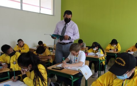 El velerista junto a sus amigos de 7° de básica de la unidad educativa Eugenio Espejo, en Salinas.