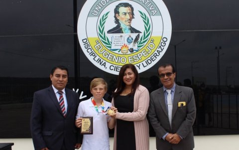 El velerista de oro junto a las autoridades de educación nacional y las de su plantel.