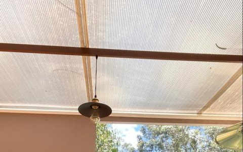 Ana Vivar con maillots a mejor extranjera y sub-23 de la Vuelta a Colombia.