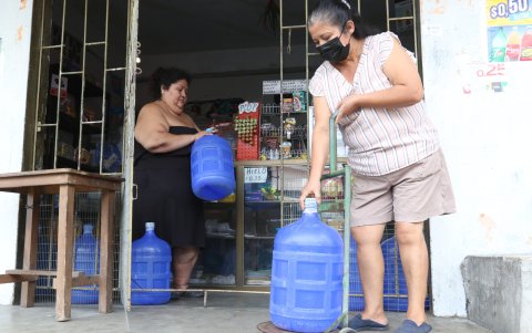 Envasado. A diario, Clara Reyna vende entre 30 y 35 botellones de agua, en su local de la ciudadela Maldonado, desde donde la comunidad reclama también por agua.