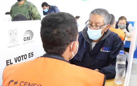 Otra toman del censo penitenciario hoy en la cárcel de Tulcán.