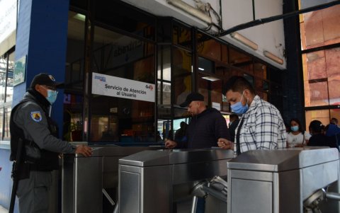 2. Modificación. Las máquinas tragamonedas fueron remodelados hace unos años, pero pese a ello, estos presentan deficiencias, por lo que optan por la entrega de papeles que avalan el pago del pasaje.