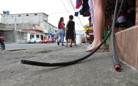 En la Héctor Cobos las tuberías de agua cuelgan en las aceras. No hay medidores, pero igual la planilla llega con cobros que superan los seis dólares.