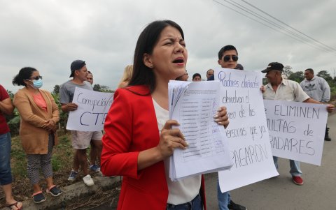 Los denunciantes salen a las calles con documentos en mano