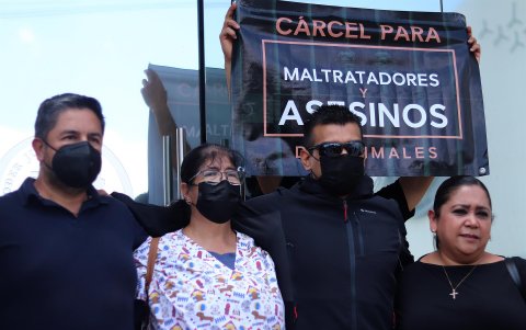 El médico veterinario Emmanuel Tovar (i), el entrenador de perros Edgar Martínez (2-i) y la abogada Mónica Huerta (d), se manifiestan contra el maltrato animal hoy, en estado de Querétaro (México).