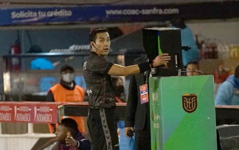 Álex Cajas, árbitro ecuatoriano, revisa una acción en el VAR antes de ser agredido por Héctor Lautaro Chiriboga.