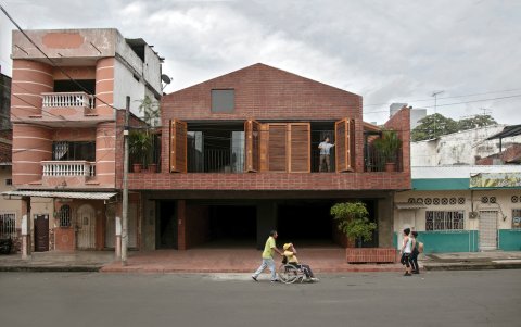 La Casa que Habita. Acaba de ganar un premio internacional por el uso del ladrillo.