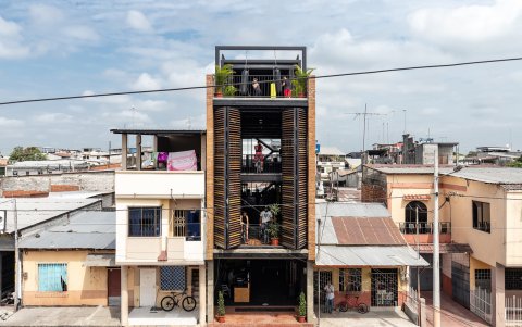Bardales. Un gimnasio que se abre espacialmente a la ciudad.