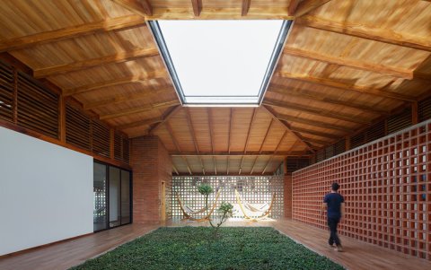Casa del Silencio. Está ubicada en Quevedo. Un lugar que invita a vincularse con la nobleza material del bloque, la madera tropical , el agua y la roca, son  aspectos necesarios para escucharse.