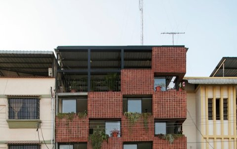 Entre medianeras. Este proyecto se ubica en el centro de la ciudad de Babahoyo. Una forma de rehabilitar un edificio mientras se refleja la idiosincrasia de la comunidad que la genera y la habita.