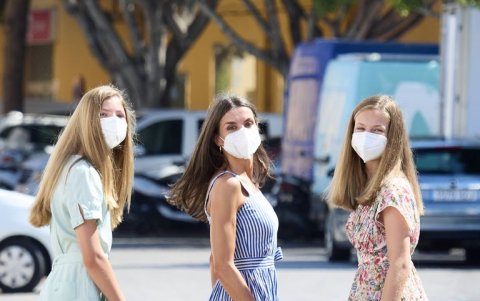 La reina Letizia de España junto a sus hijas luciendo alpargatas bajas.