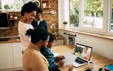 Un padre que supervisa las tareas de sus hijos logra una mayor conexión con ellos
