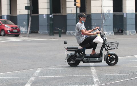 En el centro de la urbe, estos aparatos son usados para hacer entregas. Algunos conductores andan sin cascos.