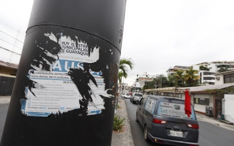 Efecto. Varios sellos de clausura son arrancados de las estructuras metálicas.