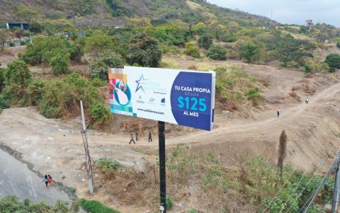 Realidad. Una estructura que expone publicidad del Municipio está clausurada, cerca de la Universidad del Pacífico.