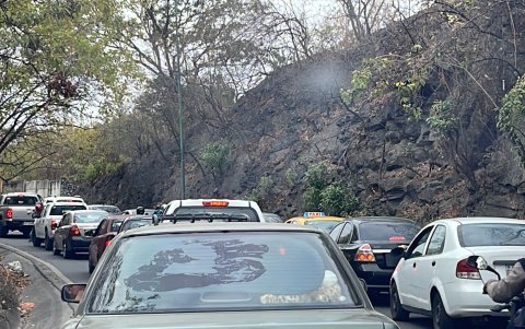 En el intercambiador no hubo forma de salir, más de uno hora los vehículos se quedaron atascados.