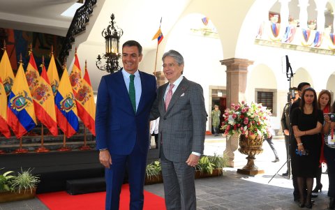 Desde 2021, Pedro Sánchez (i) y Guillermo Lasso han mantenido conversaciones por la exención.