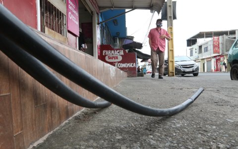 En la Héctor Cobos, las redes de conexión de agua están en el aire. Los habitantes se quejan por la falta de un servicio contínuo.