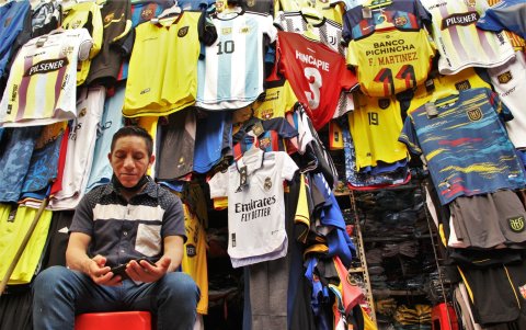 Los vendedores esperan pacientes la nueva piel de la Tricolor.