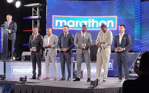 La glorias del fútbol conmemoradas en la noche de lanzamiento.