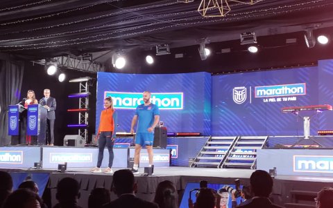 El color naranja se mezcla con el azul en la colección de entrenamiento.