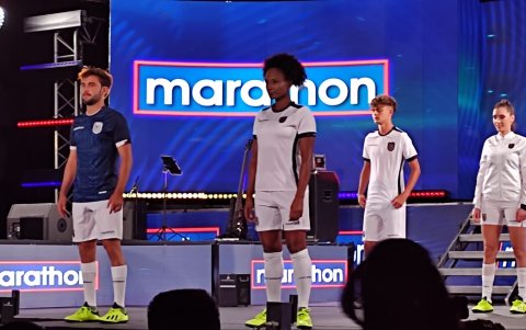 Blanco y azul son los colores de las camisetas alternas.