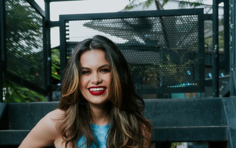 Mantiene una mala relación con su progenitor.