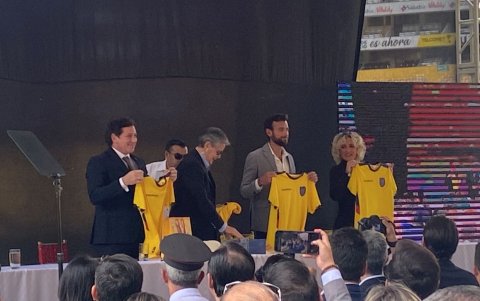 Las autoridades reciben la camiseta de laselección.