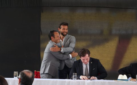 Francisco Egas y Sebastián Palacios en la firma del convenio en el Monumental.