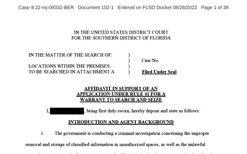 Detalle este viernes de una de las páginas de la declaración jurada redactada que usó el Departamento de Justicia para registrar la casa de Mar-a-Lago del expresidente Donald Trump en Florida.