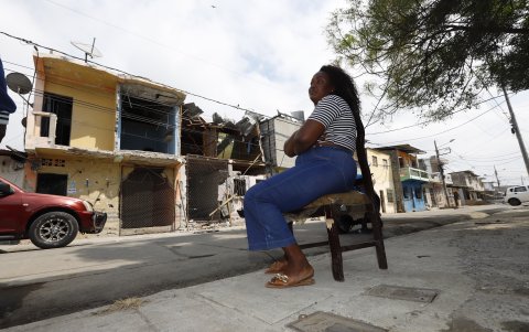Así pasan los días de los afectados, sentados a la espera de alguna ayuda.