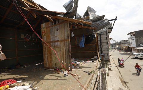 Algunas fotos no necesitan ni siquiera descripción. Evidencian, como esta, los estragos de lo que fue el atentado.
