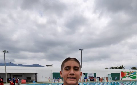 Mario Granizo, nadador de Guayas, muestra sus medallas en los Prejuveniles de Manabí.