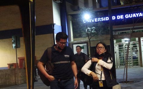 Las vías oscuras en los alrededores de la Universidad de Guayaquil se prestan para que los delincuentes acechen a los estudiantes.