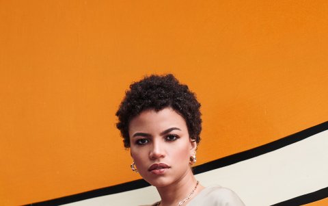 En sus reels donde habla sobre moda, estilo y rizos.