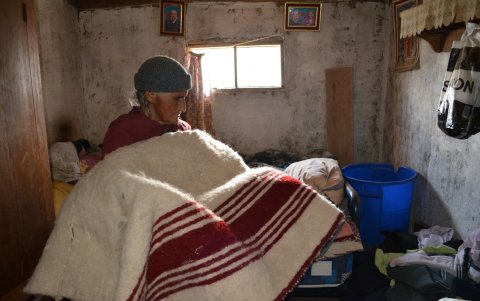 Todo un arte. El proceso de convertir la lana en hilo es totalmente artesanal. Las fibras se limpian, se secan al sol, se estiran hasta obtener una mecha y ahí recién queda lista para ser hilada.